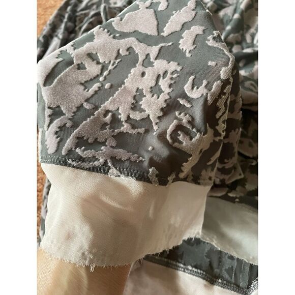 SIMPLY VERA VERA WANG Women’s XL Top Gray & Dusty Rose Velvet Burnout Shirt - Picture 8 of 8